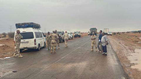 السيول الجارفة بين افديرك واتواجيل تؤدي إلى قطع الطريق والجيش يتدخل
