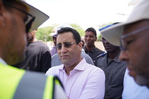 الوزير الأول الموريتاني المختار ولد اجاي يزور بعض المنشآت الصحية والمواطنون.... يشكون سوء الخدمات في طب الاموم والطفولة