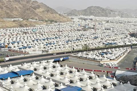 حجاجون الميامين يقضون يوم التروية بمنىً استعدادا للوقوف بعرفة